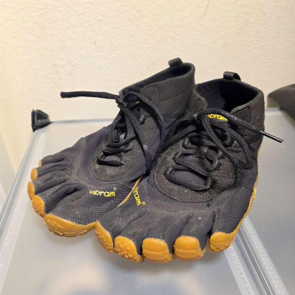 Vibram FiveFingers V-TREK Men’s EU 43 US 9.5 to 10 - Black w/ Gum Sole - Picture 5 of 8